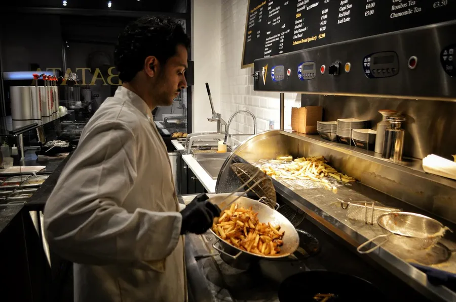 Chef bereidt verse frietjes