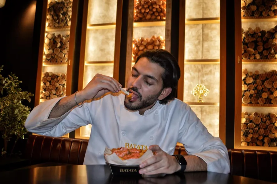 Oprichter geniet van frietjes