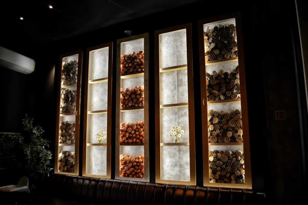 Decoratieve wanddisplay met gedroogde botanische elementen en gouden accenten