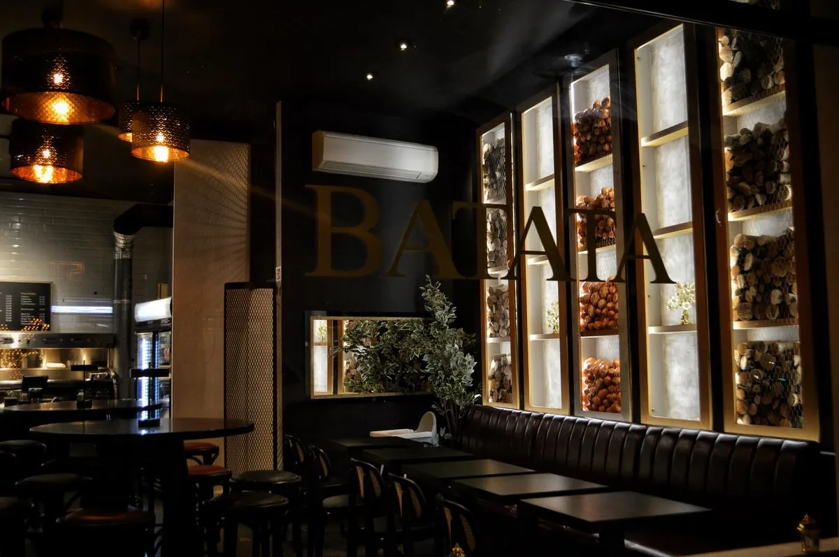 Batata restaurant interieur met warme sfeer en decoratieve wandverlichting