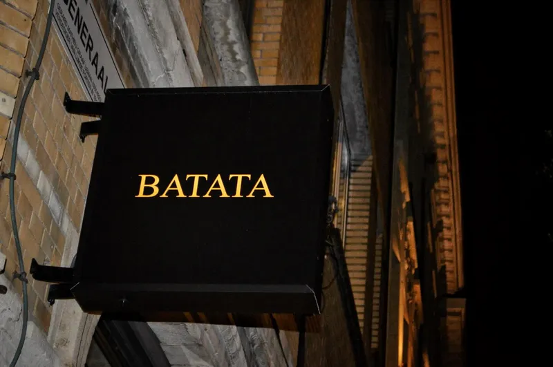 Batata uithangbord verlicht bij nacht